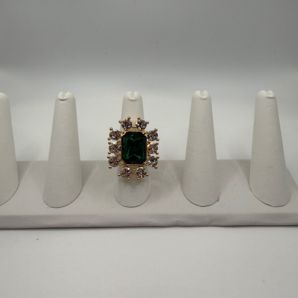 Elegant Green and Gold Women's Ring